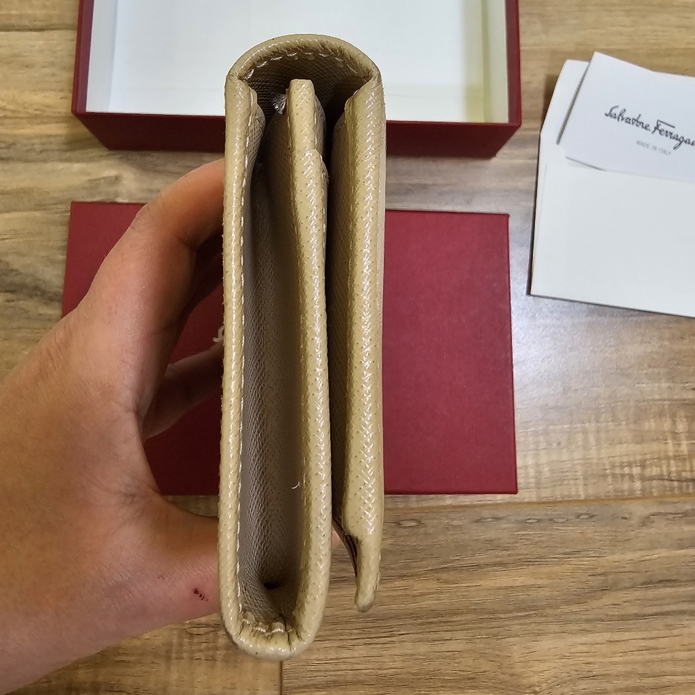 Salvatore Ferragamo Vara Ribbon Long Wallet Leather Beige - Picture 5 of 17